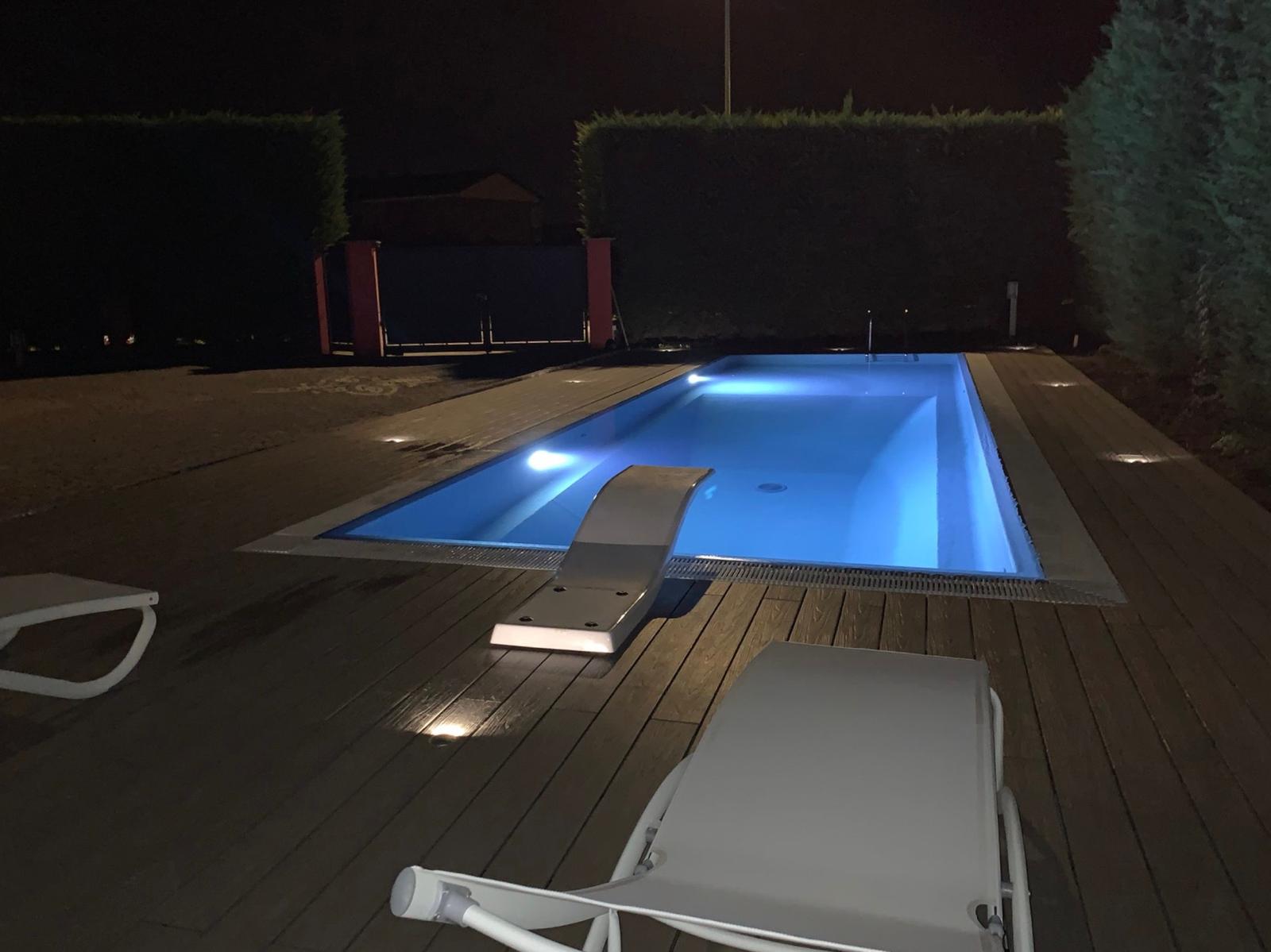 Piscina interrata con trampolino