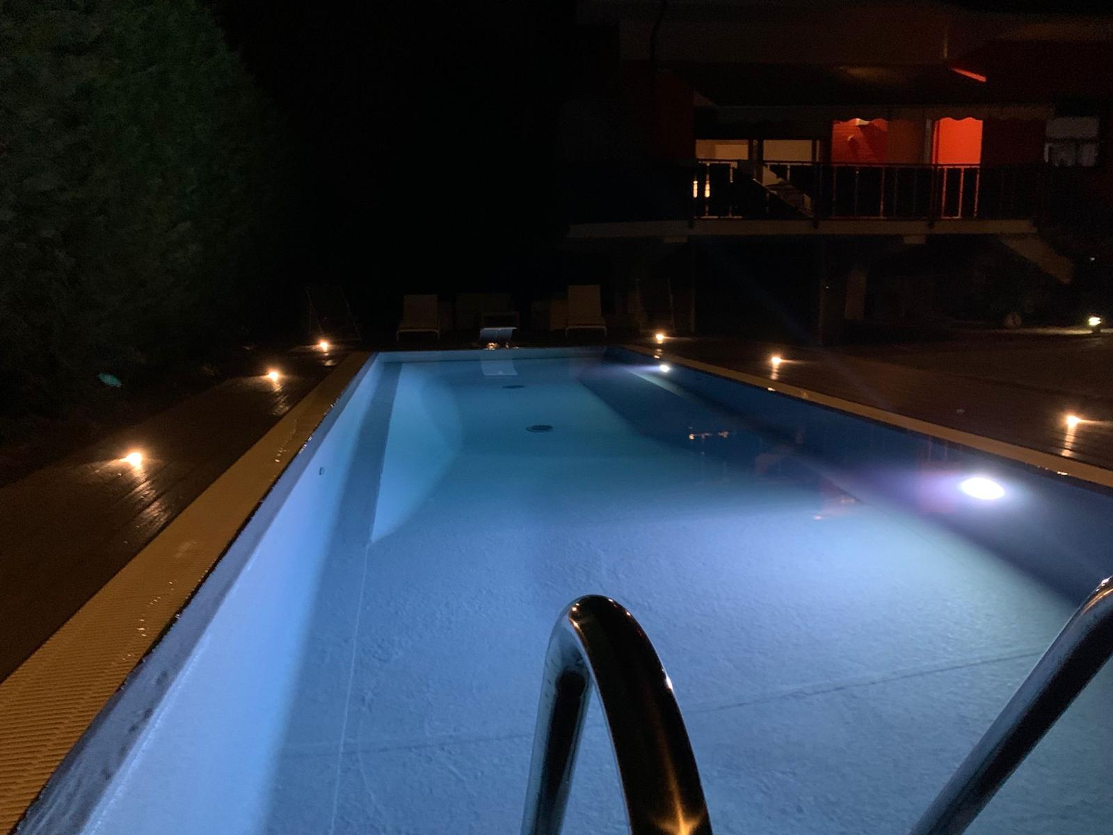 Piscina interrata con luci serali