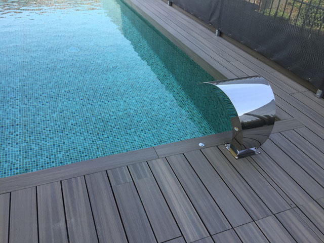 Piscina interrata con bocchettone idromassaggio