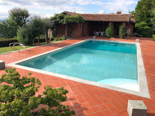Piscina interrata con scala esterna
