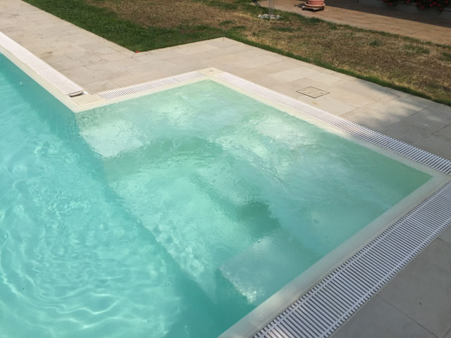 Piscina interrata con scala interna
