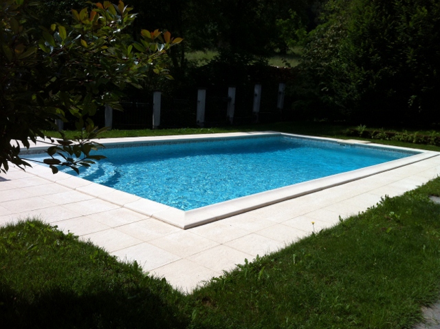Piscina interrata in giardino