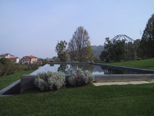 Piscina interrata con fondo blu