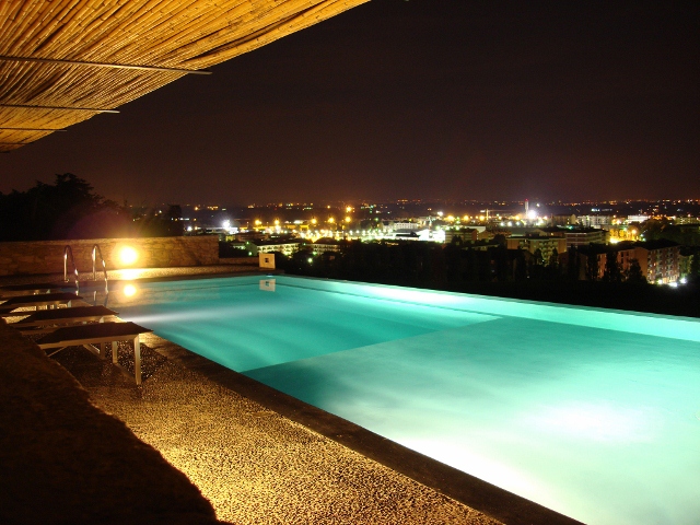 Piscina illuminata a filo pavimento