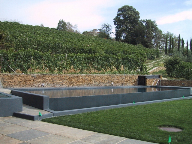 Piscina interrata con ingresso rialzato