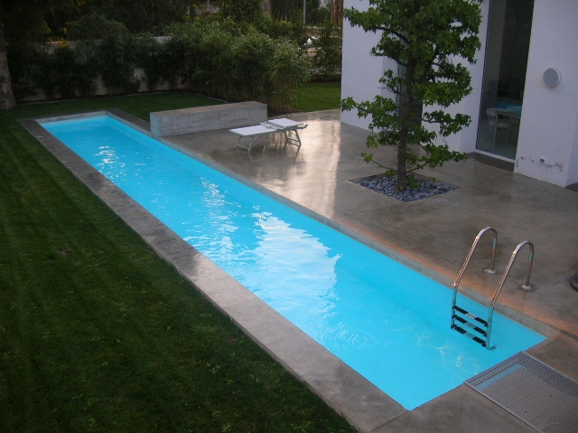 Piscina interrata lungo giardino