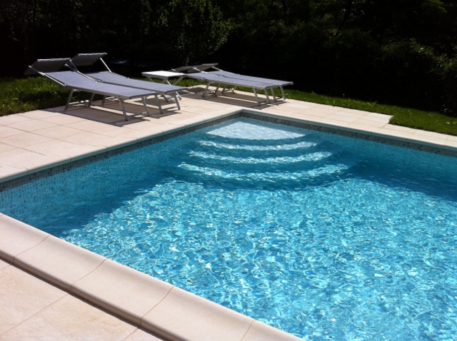 Piscina interrata con bordo