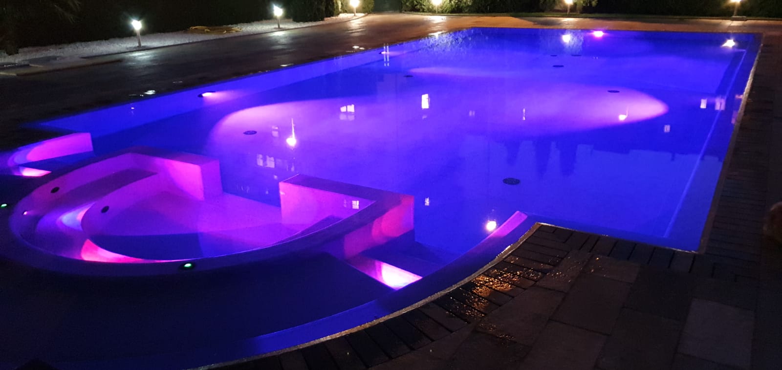 Piscina illuminata con idromassaggio e baby