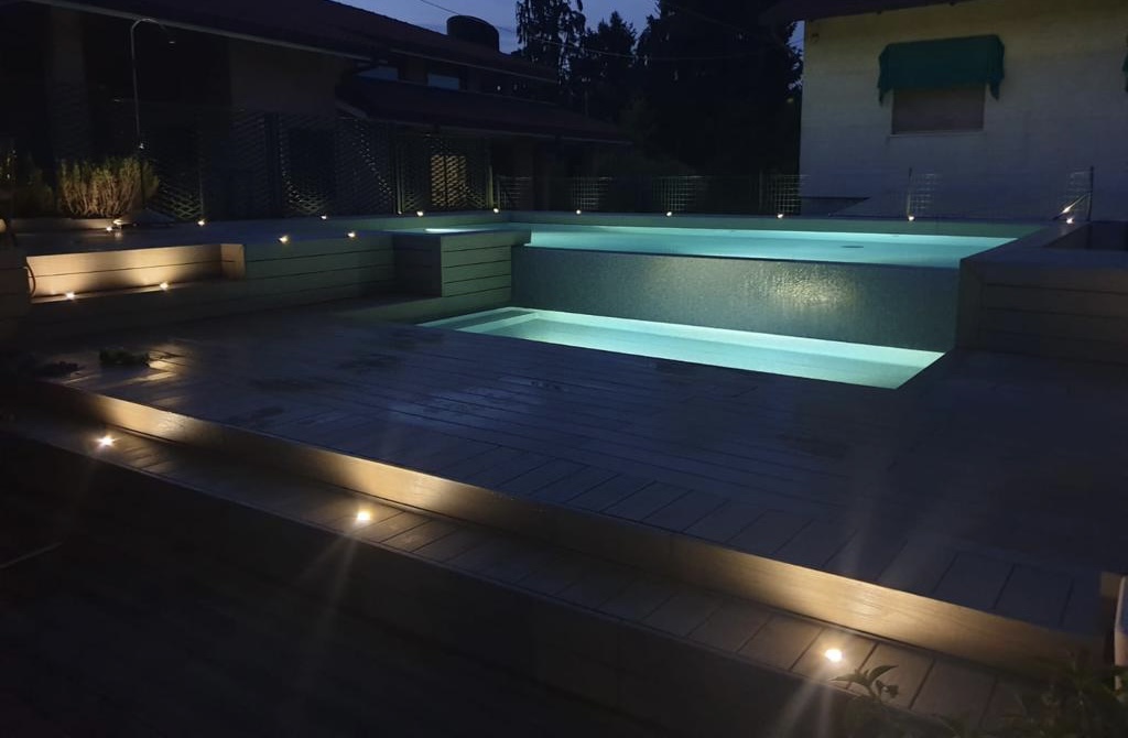 Piscina su due piani esterna serale
