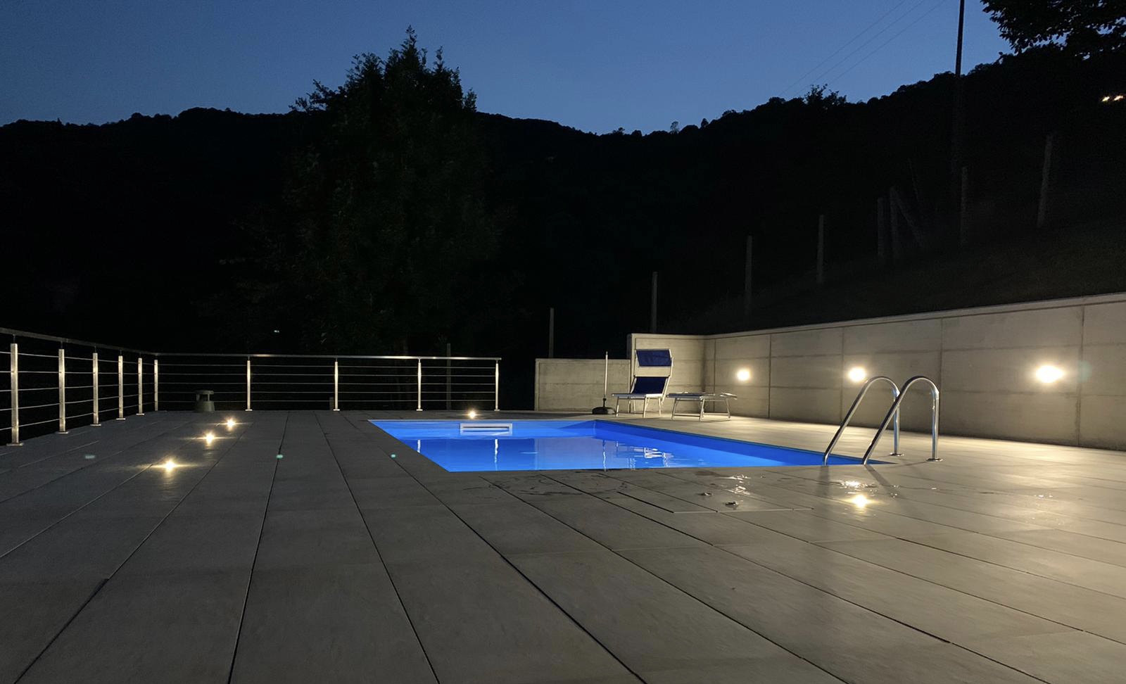 Piscina interrata con sistema di luci